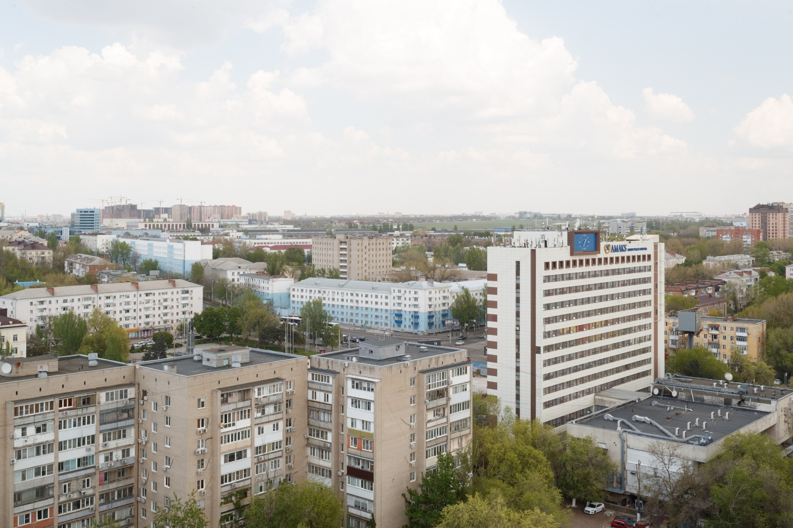 Студия с видом на город
